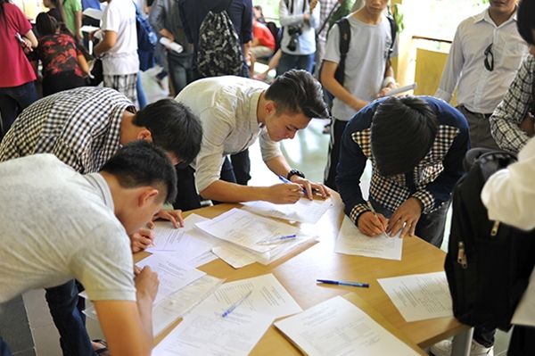 Tranh cãi xung quanh quy định thí sinh không được nộp hồ sơ trực tiếp tại trường