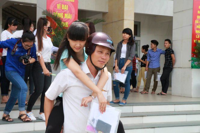 Cha cõng con gãy chân đi thi Cha cõng con gãy chân đi thi