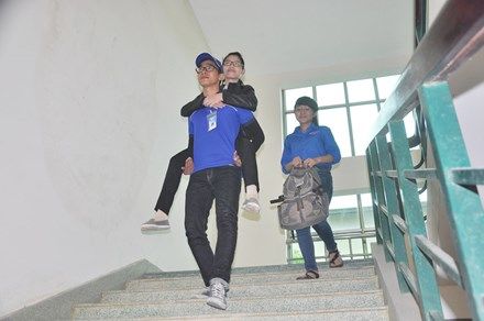 Chàng trai ga-lăng cõng thí sinh suốt kỳ thi