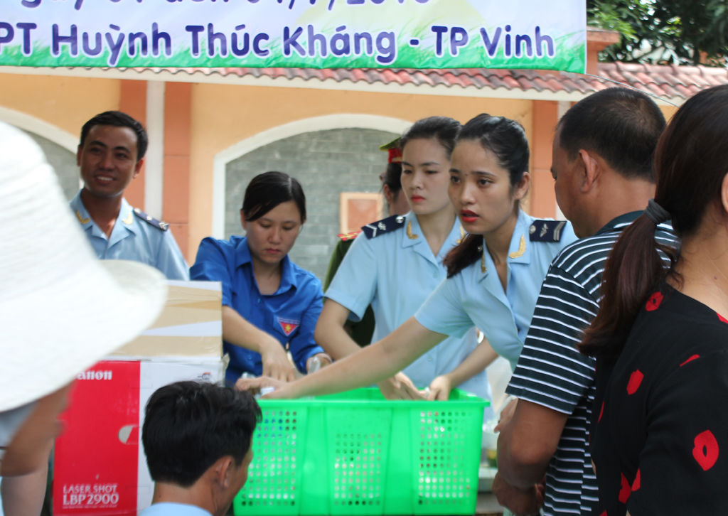 Công an, cán bộ Hải quan nấu cơm phục vụ thí sinh