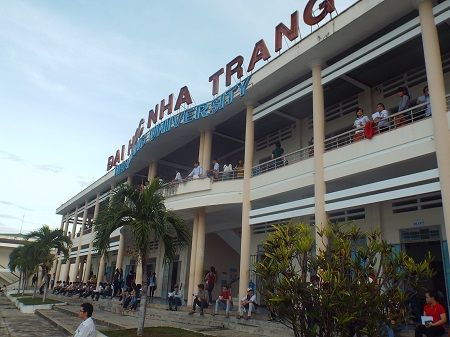 Sinh viên tình nguyện Trường Đại học Nha Trang ra quân tiếp sức thí sinh dự thi THPT Quốc gia năm 2016, chiều 27/6 - Ảnh: Viết Hảo