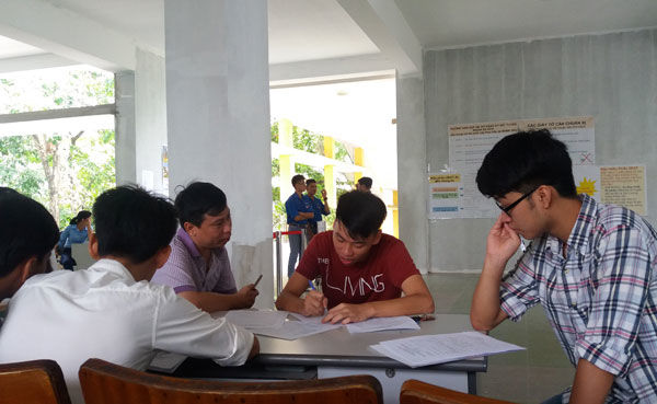 Điểm xét tuyển ĐH-CĐ 2016: Ngành "hot" điểm thấp lè tè