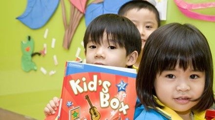 Học tiếng Anh từ lớp 1: Mỗi trường một kiểu, phụ huynh hoang mangHọc tiếng Anh từ lớp 1: Mỗi trường một kiểu, phụ huynh hoang mang