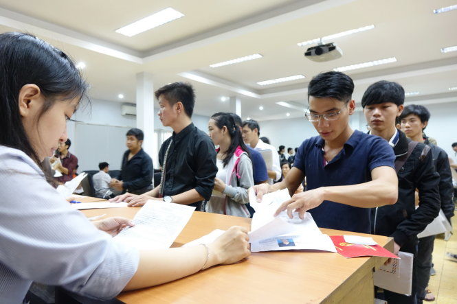 Môn sử vẫn lép vế, môn vật lý “đắt hàng”