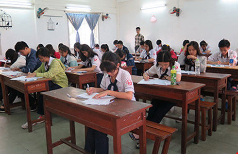 Một tháng thi thử một lần, học sinh bơ phờ