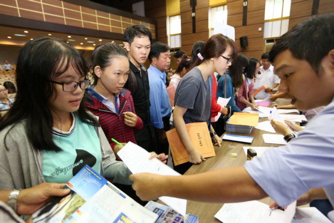 Nhiều trường miễn, hoãn thu lệ phí đăng ký xét tuyển