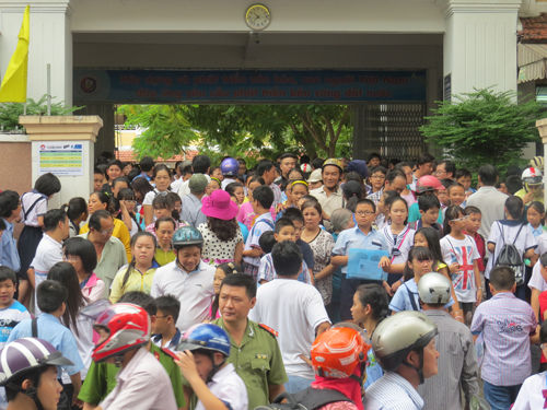Phụ huynh Sài Gòn cùng con \'chạy đua\' vào lớp 6 trường điểm