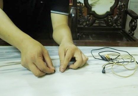 Thí sinh dùng tai nghe, cài thiết bị thu phát quanh người