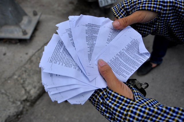 Thí sinh thản nhiên chia nhau phao trước cổng trường thi