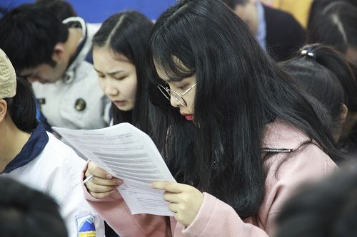 Học sinh lớp 12 đến từ nhiều tỉnh thành tham dự Ngày hội thông tin tuyển sinh của Đại học Hà Nội. Ảnh: Thanh Tâm Học sinh lớp 12 đến từ nhiều tỉnh thành tham dự Ngày hội thông tin tuyển sinh của Đại học Hà Nội. Ảnh: Thanh Tâm