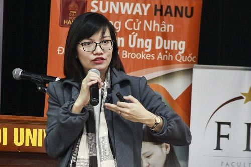 Cô Vũ Mai Phương nhận định đề thi tiếng Anh năm 2017 vẫn có độ phân hóa giống mọi năm. Ảnh: Thanh Tâm Cô Vũ Mai Phương nhận định đề thi tiếng Anh năm 2017 vẫn có độ phân hóa giống mọi năm. Ảnh: Thanh Tâm