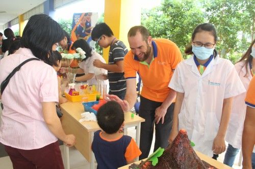 Học sinh làm thí nghiệm khoa học dưới sự hướng dẫn của giáo viên.