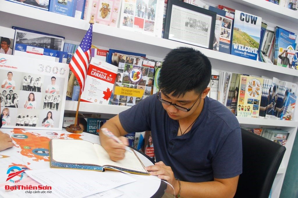 Bá Hưng ghi bài chia sẻ kinh nghiệm đậu Visa