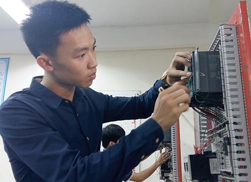 Nhiều người trẻ lựa chọn học nghề thay vì con đường đại học. Ảnh: Đức Hùng.