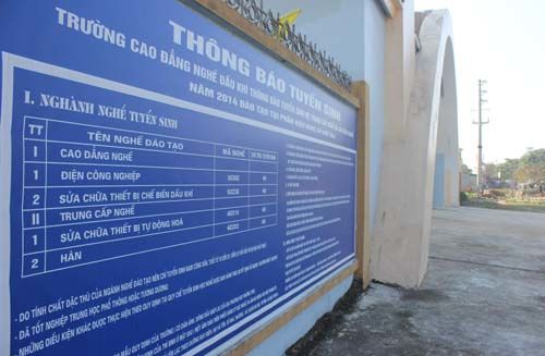 Nhiều trường thông báo tuyển sinh ngay tại cổng, cơ sở dạy nghề. Ảnh: Hải Bình.