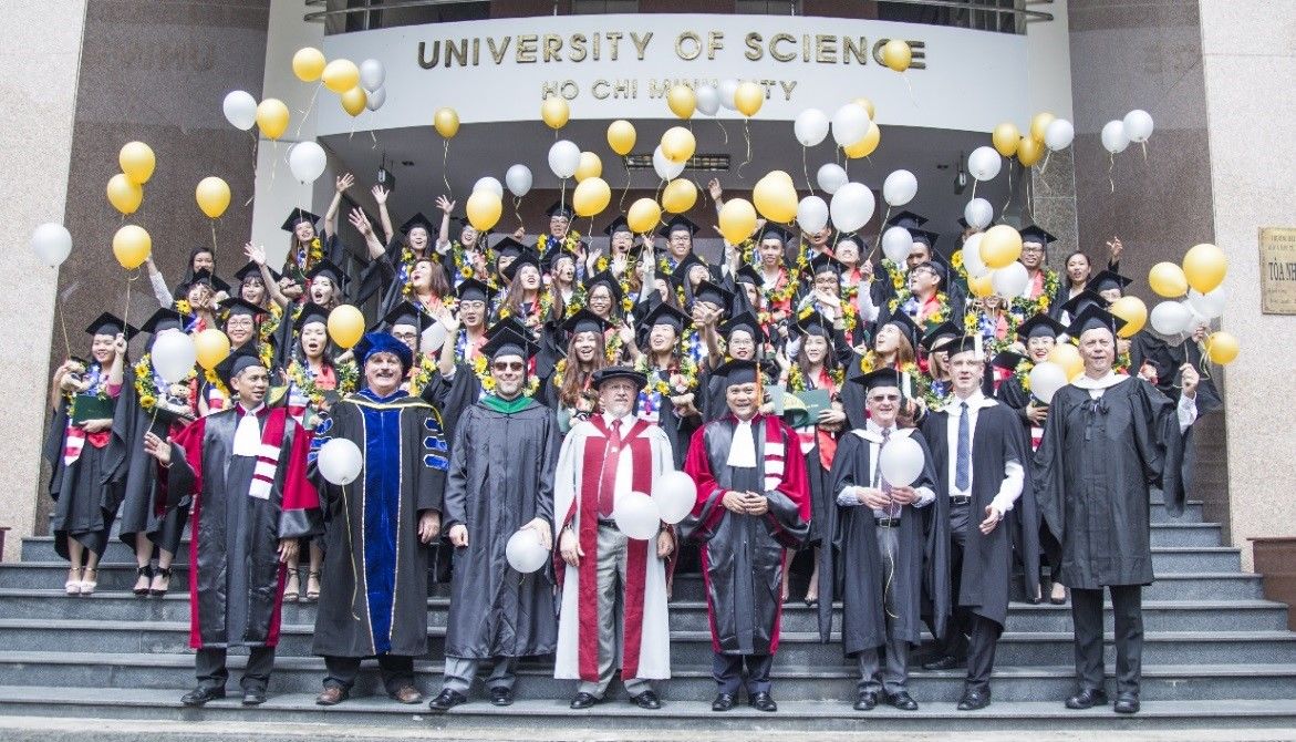 Tan-cu-nhan-chup-hinh-luu-niem-voi-dai-dien-truong DHKHTN