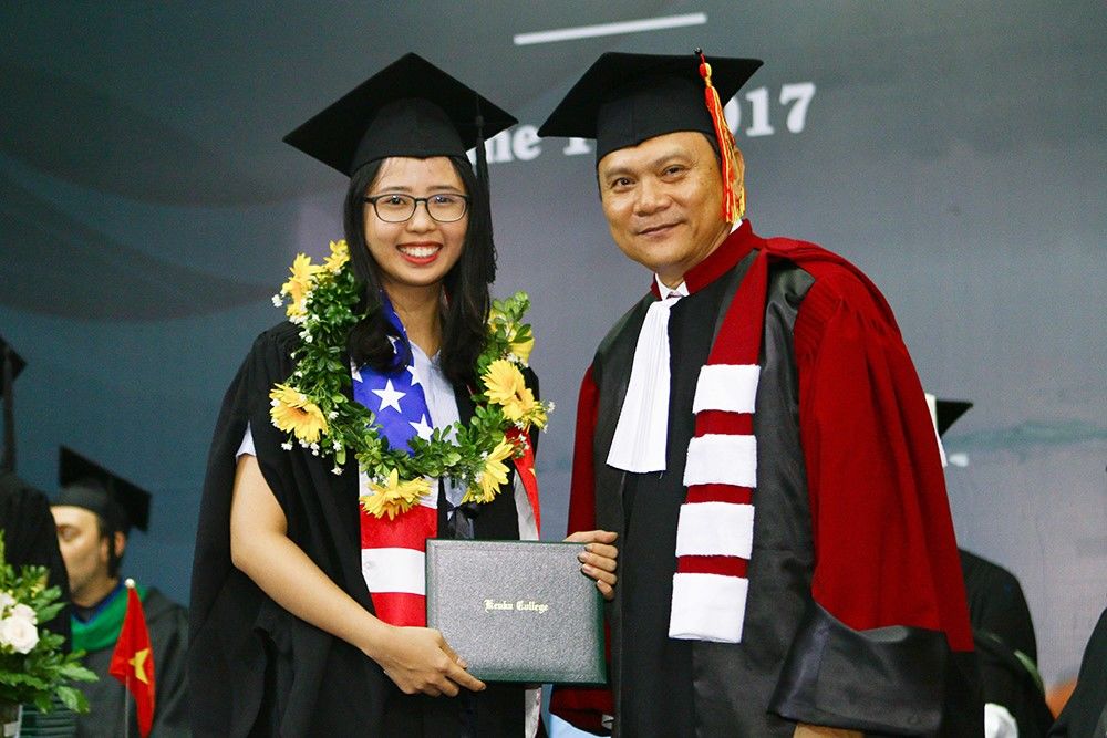 Hình ảnh GS. TS Trần Linh Thước, HT trường ĐH Khoa học Tự nhiên trao bằng cho tân cử nhân ngành Khoa học Quản lý