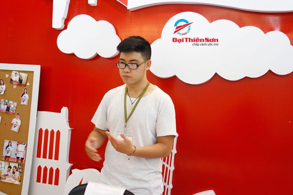 Hình ảnh bạn Bá Hưng đang luyện phỏng vấn tại Đại Thiên Sơn