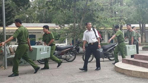 Chở đề thi bằng phà và máy bay tại miền Tây 