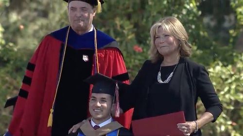 Mẹ và con trai cùng nhận bằng thạc sĩ - Ảnh 2