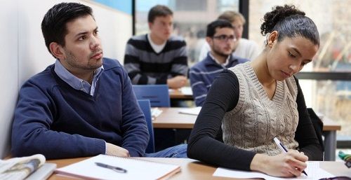 Nhiều nơi muốn dừng đào tạo thạc sĩ, tiến sĩ ở nước ngoài - Ảnh 1