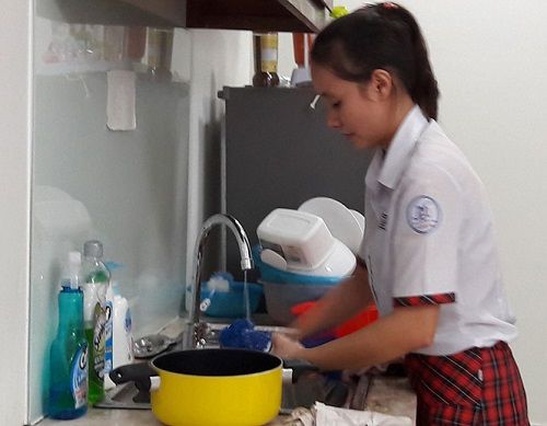 Nữ sinh vừa ôn thi vừa giúp việc thuê