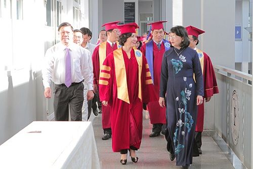 Phó Chủ tịch nước trao bằng tốt nghiệp cho 51 thạc sĩ luật - Ảnh 2