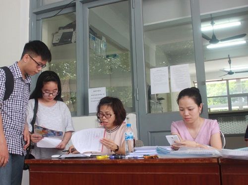 Một số hình ảnh thí sinh đến trường làm thủ tục nhập học những ngày đầu tiên