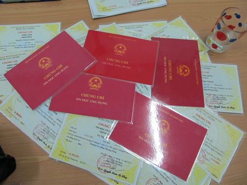 Triệt phá thêm một đường dây làm bằng giả - Ảnh 1