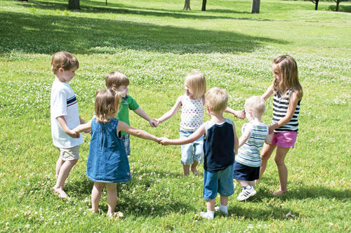 Rèn luyện tư duy sáng tạo cho trẻ bằng phương pháp vui chơi ngoài trời - Ảnh 1