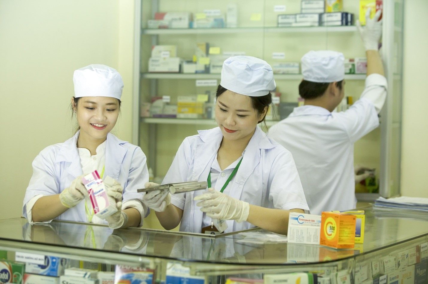 Nhiều thế hệ học viên Trung cấp Y dược Vạn Hạnh đang làm việc tại các bệnh viện, nhà thuốc tại các tỉnh thành trong cả nước