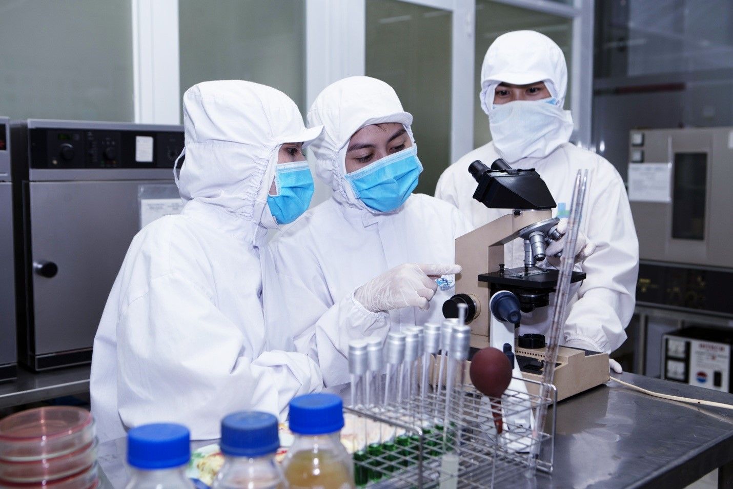 Cơ hội việc làm tại các doanh nghiệp luôn mở rộng đối với học viên trường Trung cấp Y dược Vạn Hạnh