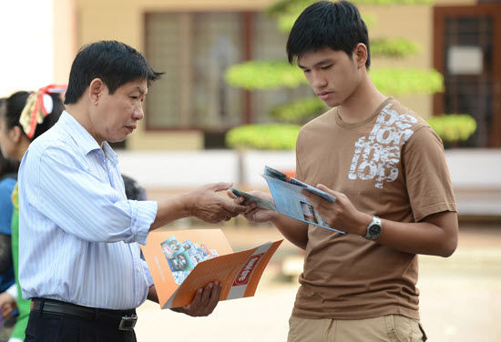 Tư vấn tuyển sinh 2013: Còn con chọn tương lai Tư vấn tuyển sinh 2013: Còn con chọn tương lai