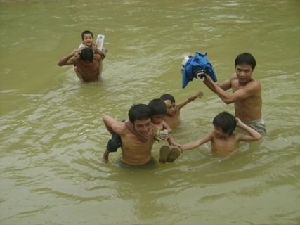 thay_giao_cong_hoc_sinh_den_lop