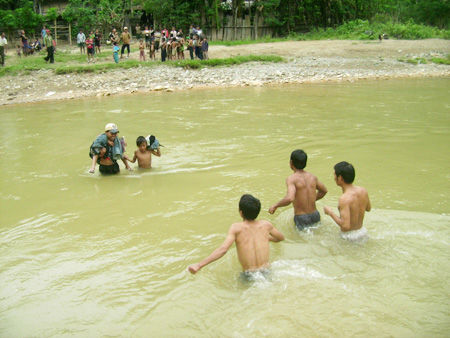 thay_giao_cong_hoc_sinh_qua_suoi