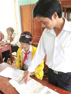 Hoc sinh bỏ học đi lấy chông vào đầu năm học mới.