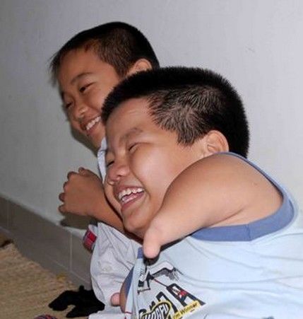 cau_be_khong_tay_vu_minh_hung_dua_cung_ban_be cau_be_khong_tay_vu_minh_hung_dua_cung_ban_be