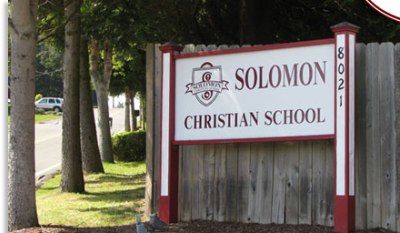 Học sinh tham gia học tối thiểu 2-3 năm tại một trường THPT ở Mỹ sẽ có cơ hội nâng cao trình độ tiếng Anh, giành điểm SAT/TOEFL tốt và cơ hội được nhận vào các trường đại học cao.   AMVNX – AECT tổ chức hội thảo giới thiệu chương trình đào tạo tại THPT tại Solomon Christian School, Mỹ lúc 18h-20h30 ngày 14/7 tại số 481 Điện Biên Phủ, phường 3, quận 3, TP HCM và lúc 18h-20h30 ngày 16/7 tại số 12, ngõ 172 Lạc Long Quân, Tây Hồ, Hà Nội. Tọa lạc tại thành phố Edmonds, bang Washington, toàn trường được bao bọc bởi các cổng bảo vệ cao chắc chắn, hệ thống camera bảo vệ an toàn được lắp đặt khắp toàn trường.   Solomon Christian (SCS) có khu nội trú riêng biệt cho nam và nữ, được quản lý 24/24. Ban quản lý nội trú luôn sẵn sàng trợ giúp học sinh trong tất cả các vấn đề. Ngoài ra, các giáo viên dạy toán và khoa học còn hỗ trợ học sinh trong giờ làm bài tập về nhà tại khu nội trú. Trường cung cấp các lớp học thêm ban đêm (Night Program) trung bình 2 tiếng mỗi ngày trong tuần giúp học sinh nâng cao điểm trung bình học tập (GPA) một cách tối đa.   Ngoài ra, chương trình luyện thi SAT và TOEFL tại được duy trì xuyên suốt chương trình học chính và hoạt động ngoại khóa được tổ chức hằng ngày.   Tỷ lệ học sinh tốt nghiệp được nhận vào học tại các trường đại học lớn của bang Washington cao, đặc biệt là Đại học Washington (University of Washington thuộc top 11 trường đại học công lập lớn nhất của Mỹ).   Học sinh tốt nghiệp từ SCS sẽ được hưởng chế độ ưu đãi đặc biệt khi nhập học tại các trường cao đẳng hoặc đại học công lập của bang. Mức học phí trả như công dân Mỹ, bằng 1/3 tổng mức học phí mà sinh viên quốc tế thông thường phải chi trả.  