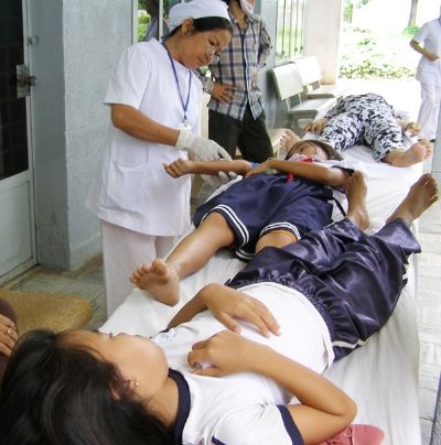 hoc_sinh_bi_ngo_doc_truong_noi_khong_biet