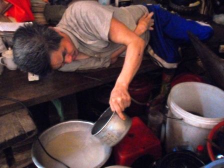 nguoi_thay_tat_nguyen_cham_soc_me_gia_90tuoi