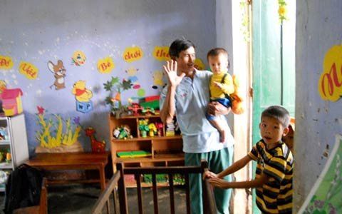 ong_vao_tham_chau_buoi_trua ong_vao_tham_chau_buoi_trua