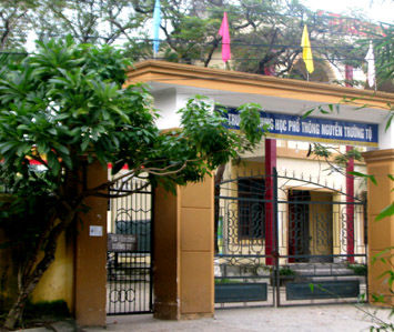 Hiệu trưởng bị “tố” lộng quyền