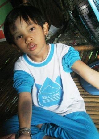 co_giao_danh_bam_tim_tay_hoc_sinh