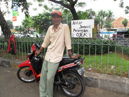 tot_nghiep_dh_harvard_di_lam_xe_om