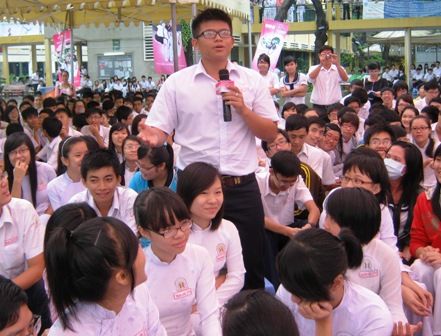 hoc_sinh_qua_mat_giao_vien hoc_sinh_qua_mat_giao_vien