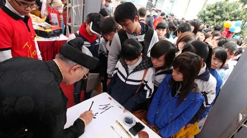 Tiếp sức mùa thi hết mình tại Hà Nội