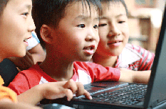 Học sinh làm văn bằng công cụ Google