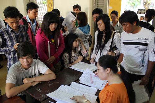 Thí sinh chen nhau nộp hồ sơ ngày cuối cùng