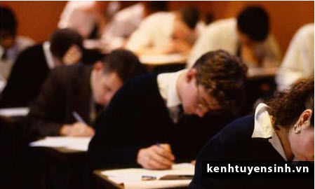 Các kỳ thi GCSE và A-levels dễ dàng hơn trong mấy năm qua