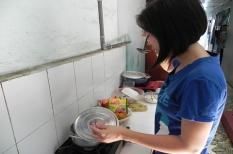 Sinh viên vật lộn chống bão giá